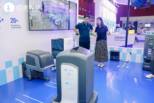 图：清华大学软件学院教授丁贵广参观leyutiyu·乐鱼科技展台